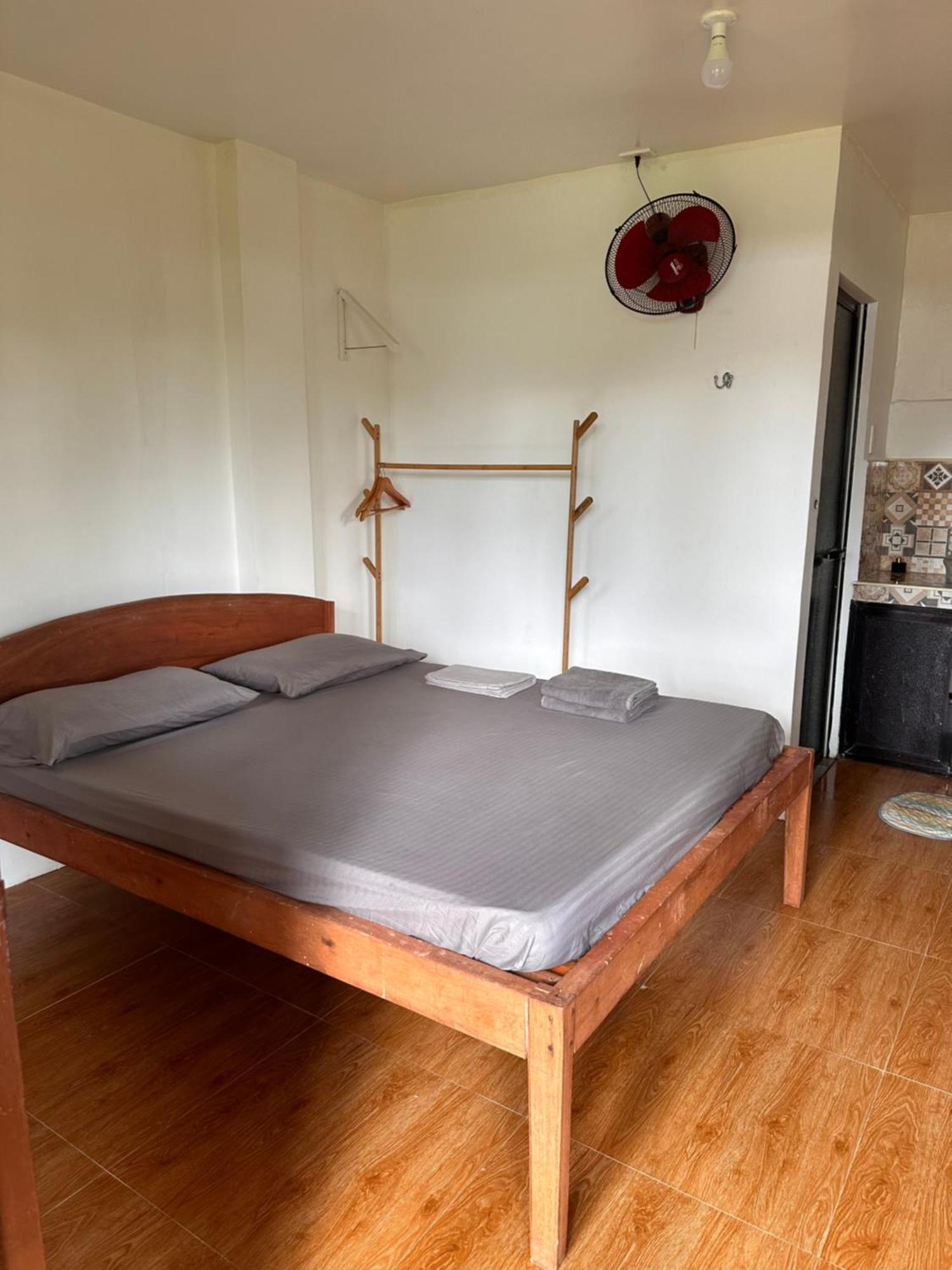 Cris & Mar Homestay Burgos  ภายนอก รูปภาพ