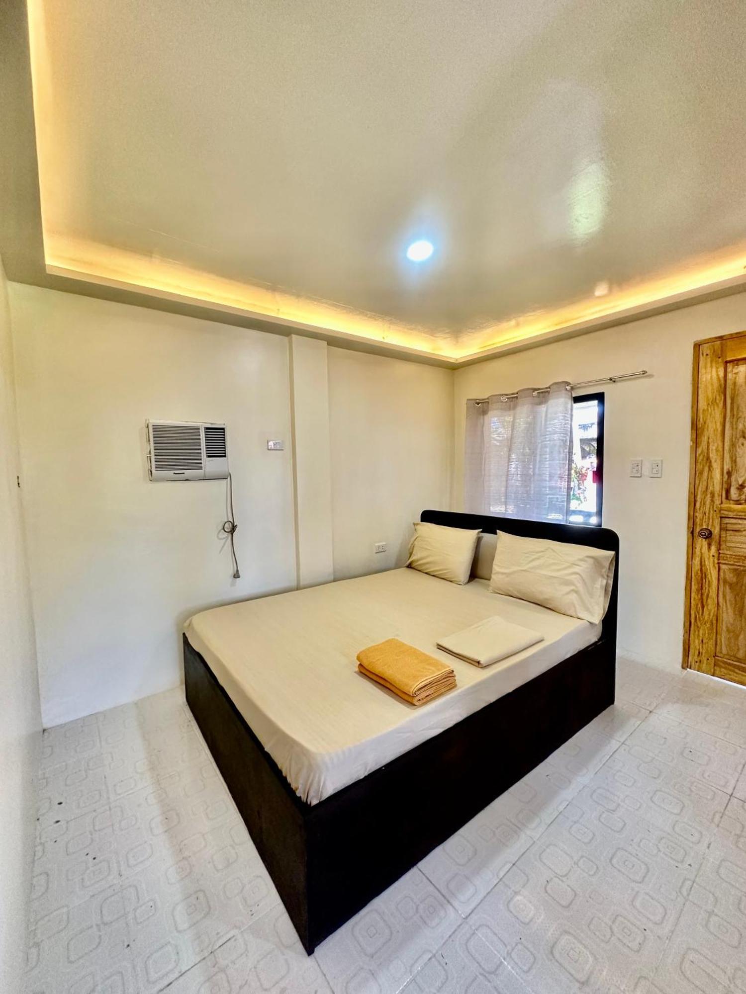 Cris & Mar Homestay Burgos  ภายนอก รูปภาพ