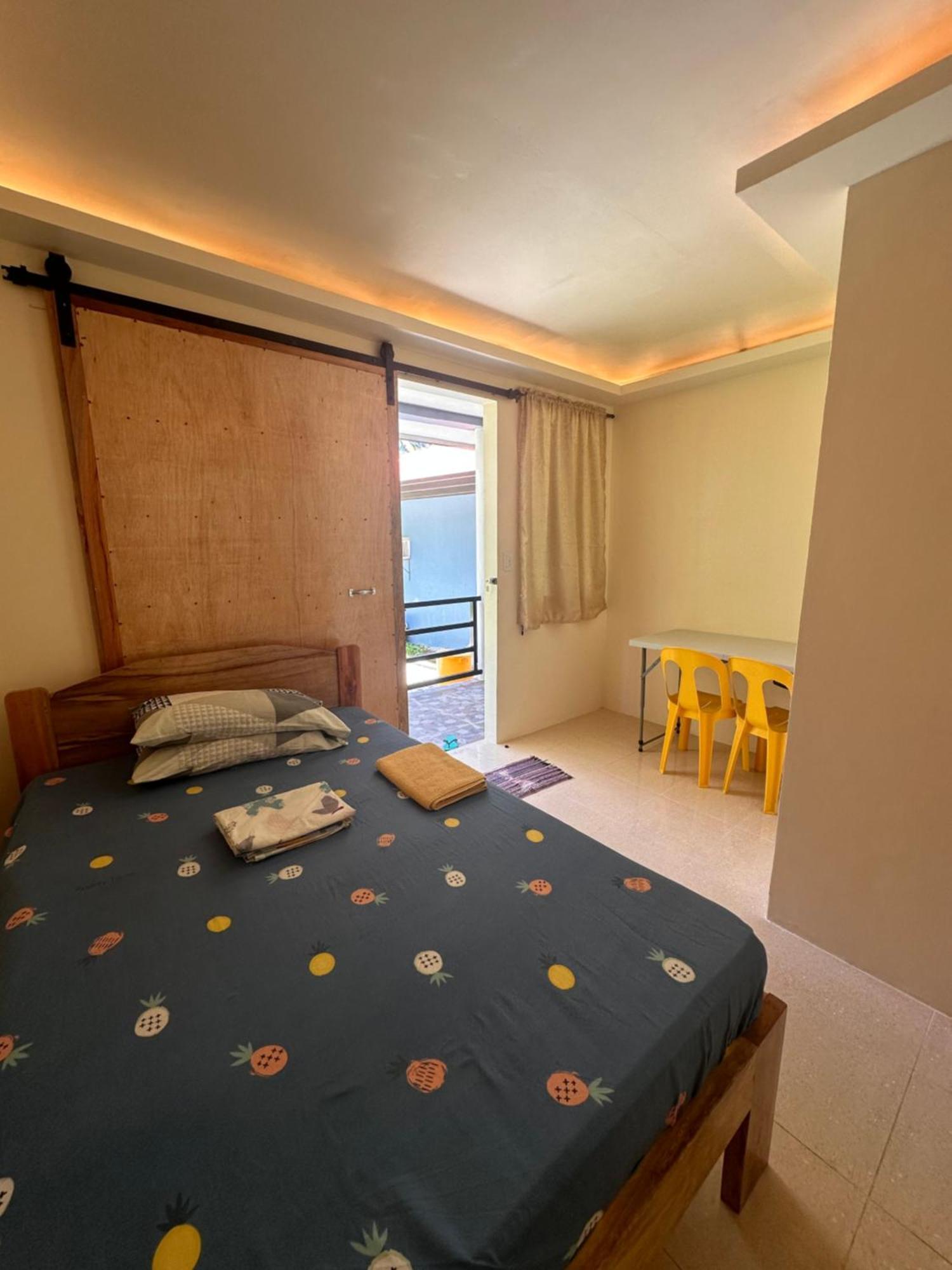 Cris & Mar Homestay Burgos  ภายนอก รูปภาพ